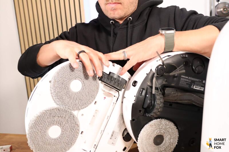 Роботы-пылесосы Roborock и Dreame показаны с нижней стороны